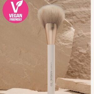 Huda Beauty Glowish Airbrush finish Skin Tint Brush